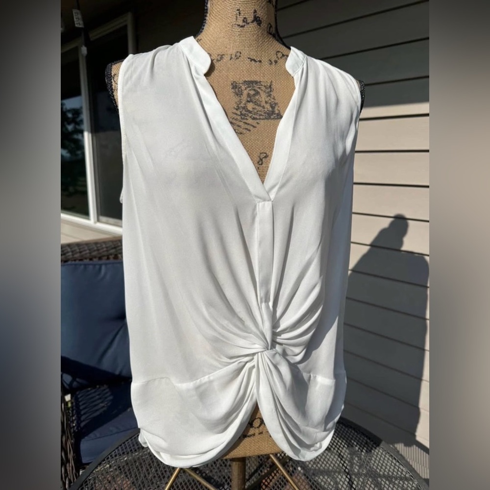 Ladies Medium White Lush V Neck Sleeveless Blouse Shirt